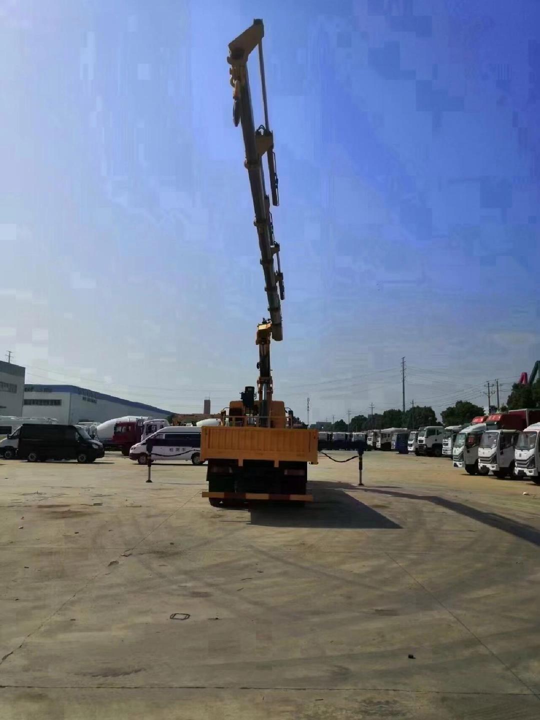 徐工21噸折臂隨吊車(chē)清障車(chē) 高效、靈活的多功能救援利器